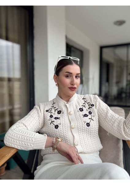 Vintage Zarafet - Nakış Detaylı Örgü Hırka