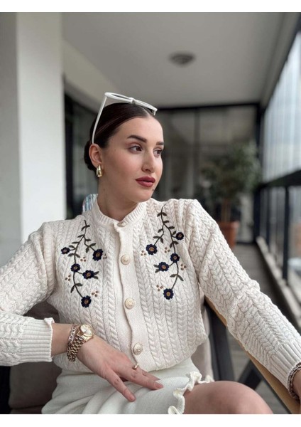 Vintage Zarafet - Nakış Detaylı Örgü Hırka fırsatları