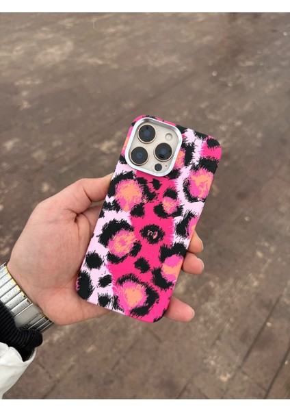 Apple iPhone 15 Pro Max Karbonfiber Leopar Pembe Telefon Kılıfı