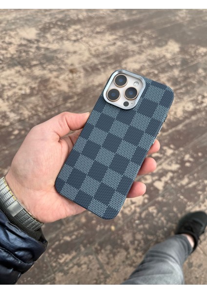 Apple iPhone 15 Pro Max Karbonfiber Chess Mavi Telefon Kılıfı
