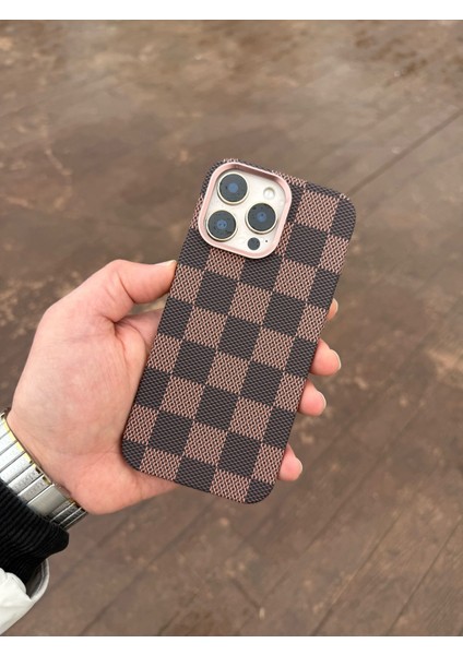 Apple iPhone 16 Plus Karbonfiber Chess Kahve Telefon Kılıfı
