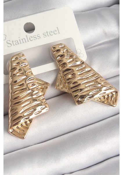 Pirinç Gold Renk Işleme Detaylı Katlanmış Kare Plaka Model Kadın Küpe