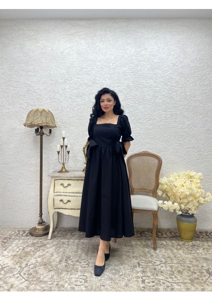 Siyah Fiyonklu Kare Yaka Kloş Poplin Elbise fiyatları