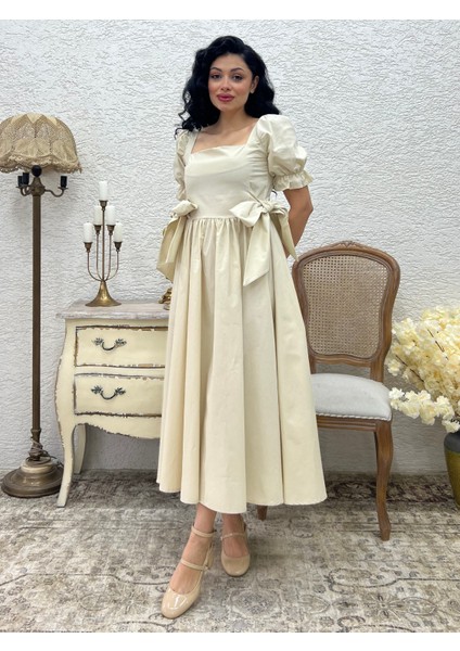 Bej Fiyonklu Kare Yaka Kloş Poplin Elbise