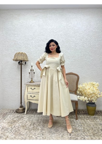 Bej Fiyonklu Kare Yaka Kloş Poplin Elbise fırsatları