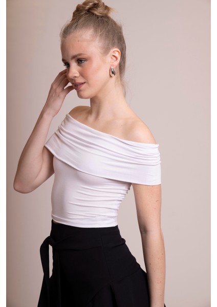 Afrodit Kadın Beyaz Omzu Açık Büzgülü Crop Body - Şık ve Rahat Fit Bluz fırsatları