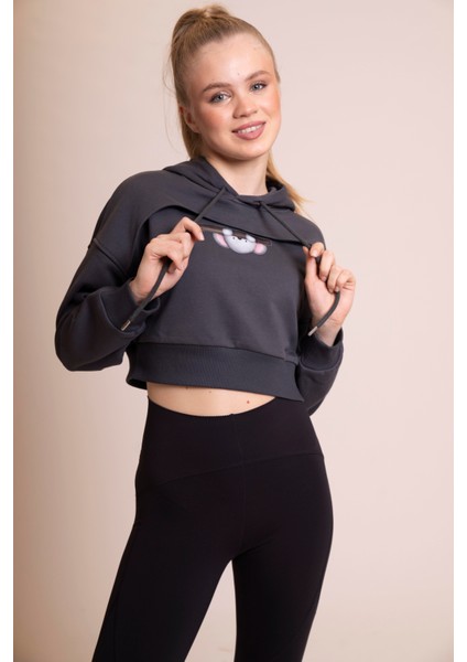 Muse Kadın Gri Koala Baskılı Crop Sweatshirt - Oversize, Kapüşonlu, Rahat ve Şık fırsatları