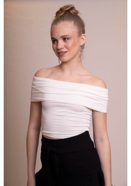 Afrodit Kadın Ekru Omzu Açık Büzgülü Crop Body - Şık ve Rahat Fit Bluz