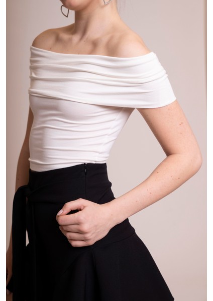 Afrodit Kadın Ekru Omzu Açık Büzgülü Crop Body - Şık ve Rahat Fit Bluz modelleri