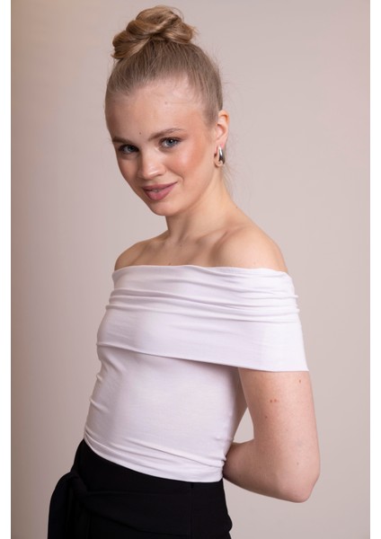 Afrodit Kadın Beyaz Omzu Açık Büzgülü Crop Body - Şık ve Rahat Fit Bluz