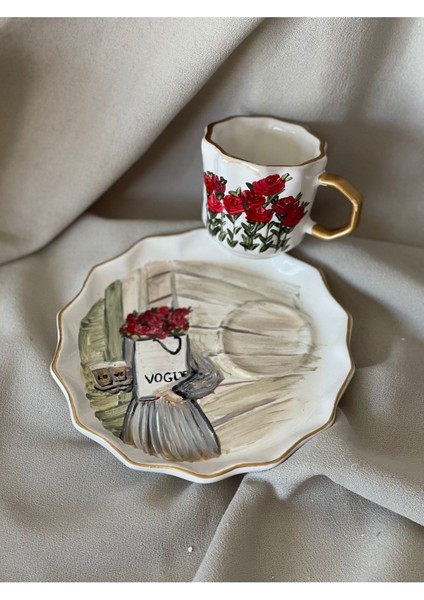 Özel Tasarım Hediyelik El Boyaması Gül Desenli / Vogue Yazılı Kahve Fincanı