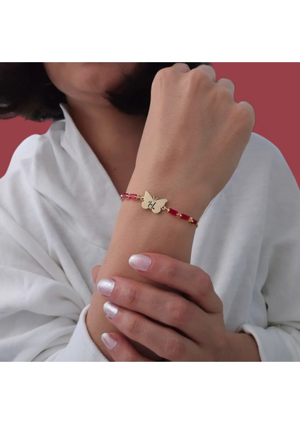 Kelebek Figürlü 14 Ayar Altın Plakalı Harf Desenli Özel Kırmızı Taşlı Bileklik fiyatları