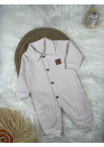 Gömlek Yaka Önden Düğmeli Arma Detaylı Erkek Bebek Tulum