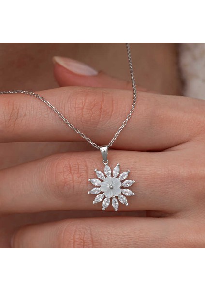 Gümüş Beyaz Manolya Çiçeği Kadın Kolye fiyatları