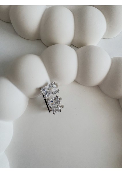 Leyya Jewelery Üçlü Baget Taşlı Kıkırdak Küpe- Gümüş Renk