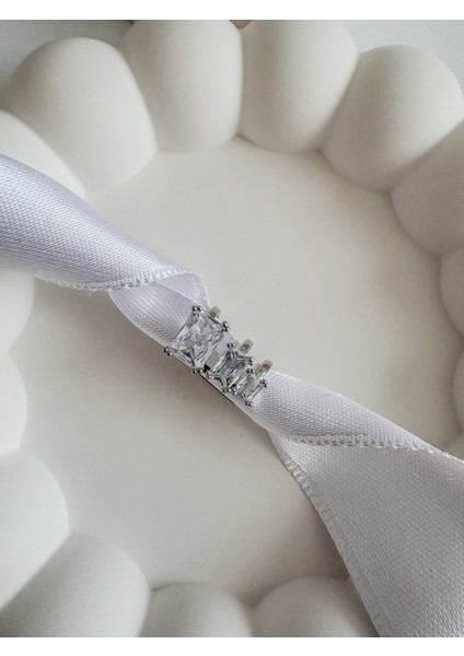 Leyya Jewelery Üçlü Baget Taşlı Kıkırdak Küpe- Gümüş Renk fiyatları