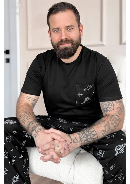 Siyah Space Desen Cep Detaylı Kısa Kol Erkek Pijama Takımı