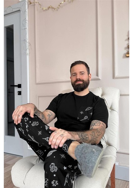 Siyah Space Desen Cep Detaylı Kısa Kol Erkek Pijama Takımı