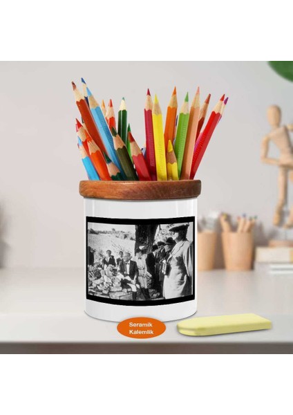 Ağaç Altında Oturan Kemal Atatürk Ahşap Seramik Kalemlik -1103)