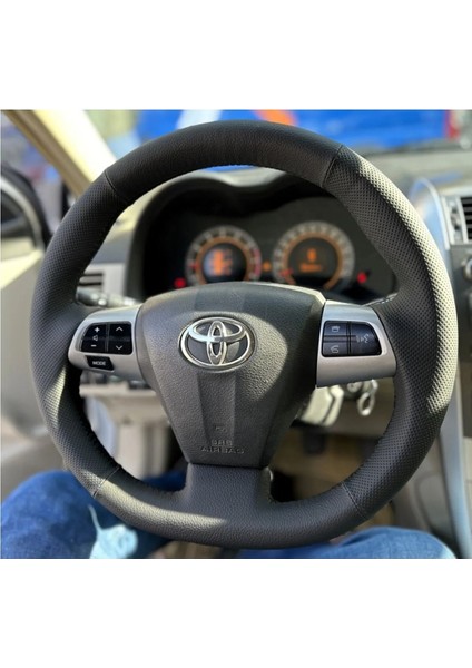 Toyota Uyumlu Corolla 2011-2012 Dikmeli Direksiyon Kılıfı (Derisi Sökülmeden Uygulanması Gerekiyor)