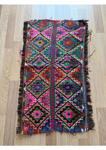 66 x 121 cm Küçük Boy Canlı Renkli Kilim, Geometrik ve Akrep Motifli, El Dokuma Vintage Kilim, Harika Ev Dekoru fiyatları