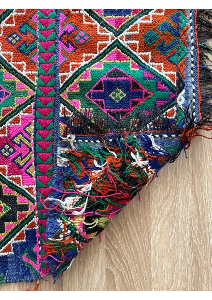 66 x 121 cm Küçük Boy Canlı Renkli Kilim, Geometrik ve Akrep Motifli, El Dokuma Vintage Kilim, Harika Ev Dekoru fırsatları