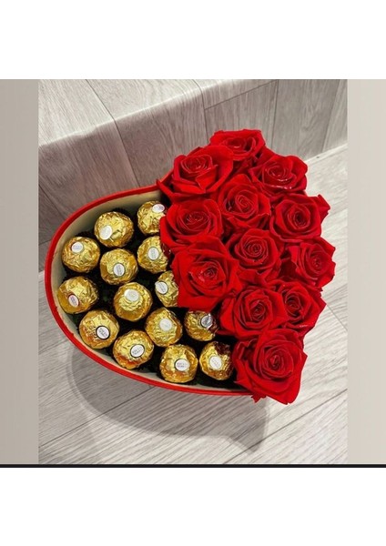 Kırmızı Kalpli Kutuda Ferrero Rocher Çikolata ve Kırmızı Gülden Oluşan Hediye Kutusu Sevgililer Günü , Anneler Günü, Doğum Günü