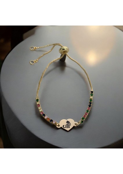 Kalp Motifli Renkli Taşlı ve 14 Ayar Altın Plakalı Özel Semboller Bilekliği