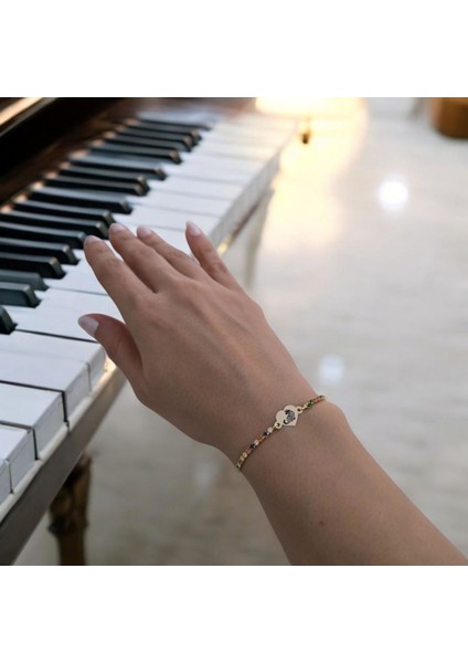 Kalp Motifli Renkli Taşlı ve 14 Ayar Altın Plakalı Özel Semboller Bilekliği fiyatları