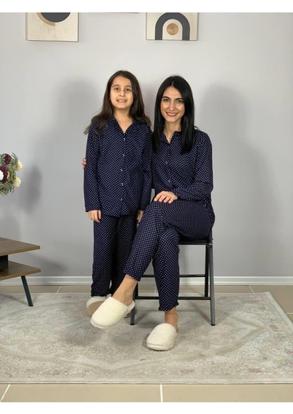Anne Kız Kombin Önden Düğmeli Bebe Yaka %100 Pamuk Pijama Takımı (Lacivert Noktalı) modelleri