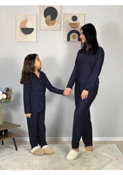 Anne Kız Kombin Önden Düğmeli Bebe Yaka %100 Pamuk Pijama Takımı (Lacivert Noktalı) indirimleri