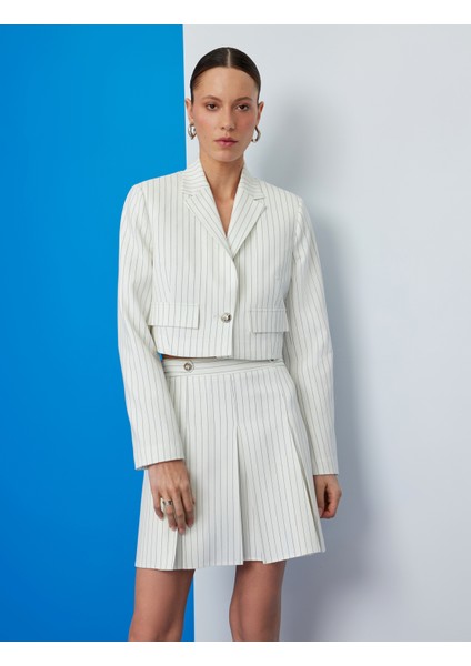Kapaklı Cep Detaylı Düğmeli Uzun Kollu Kruvaze Crop Blazer Ceket