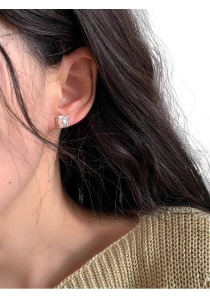 Şık ve Narin Saplama Küpeler (Yurt Dışından)