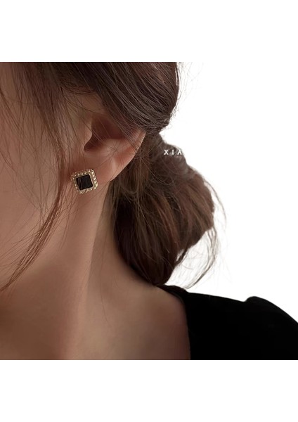 Şık ve Narin Saplama Küpeler (Yurt Dışından)