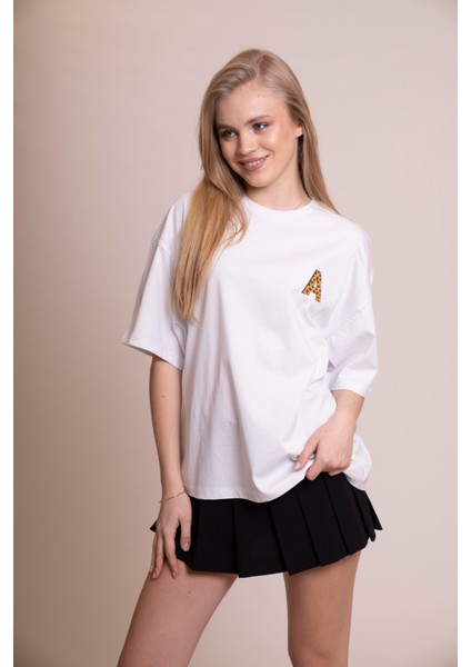 Muse Oversize Beyaz Tişört – %100 Pamuk Ön Leopar A Harfi Detaylı, Sırtı Büyük Leopar Baskılı, Rahat ve Şık Tasarım – Unisex Günlük T-Shirt