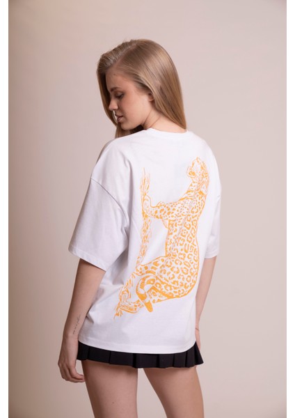Muse Oversize Beyaz Tişört – %100 Pamuk Ön Leopar A Harfi Detaylı, Sırtı Büyük Leopar Baskılı, Rahat ve Şık Tasarım – Unisex Günlük T-Shirt indirimleri