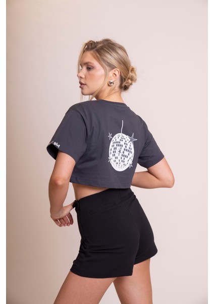 Delicate Kadın Gri Oversize Kısa Kollu Crop Tişört – %100 Pamuk Sırtı Baskılı Disco Top Tasarımı, Günlük Rahat Stil, Sokak Modası