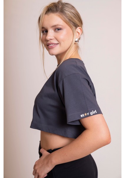 Delicate Kadın Gri Oversize Kısa Kollu Crop Tişört – %100 Pamuk Sırtı Baskılı Disco Top Tasarımı, Günlük Rahat Stil, Sokak Modası modelleri