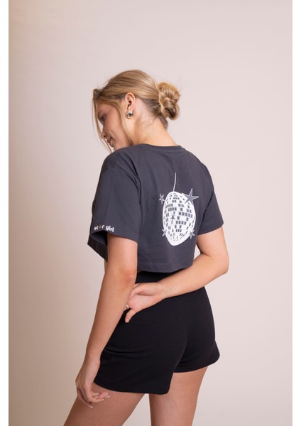 Delicate Kadın Gri Oversize Kısa Kollu Crop Tişört – %100 Pamuk Sırtı Baskılı Disco Top Tasarımı, Günlük Rahat Stil, Sokak Modası indirimleri