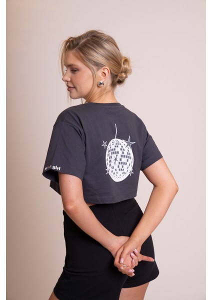 Delicate Kadın Gri Oversize Kısa Kollu Crop Tişört – %100 Pamuk Sırtı Baskılı Disco Top Tasarımı, Günlük Rahat Stil, Sokak Modası fırsatları