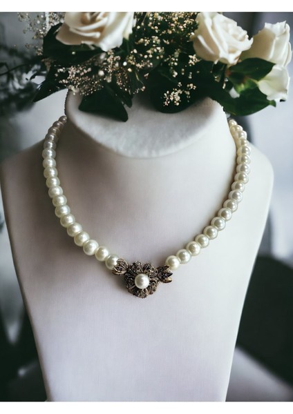 Beyaz Kristal Taşlı Yonca Figür İnci Kolye