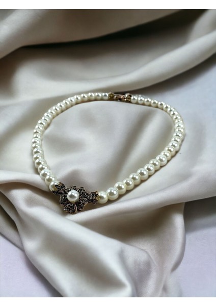 Beyaz Kristal Taşlı Yonca Figür İnci Kolye fiyatları