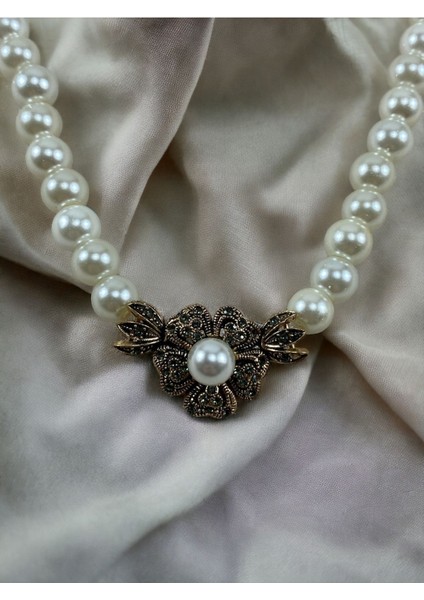 Beyaz Kristal Taşlı Yonca Figür İnci Kolye modelleri