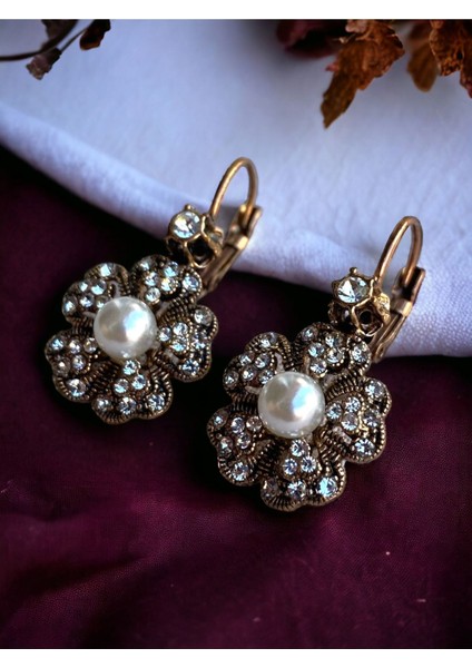 Kristal Taşlı Yonca Figür Küpe fiyatları