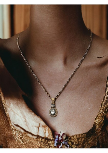 Oval Kesim Zirkon Taşlı Kolye