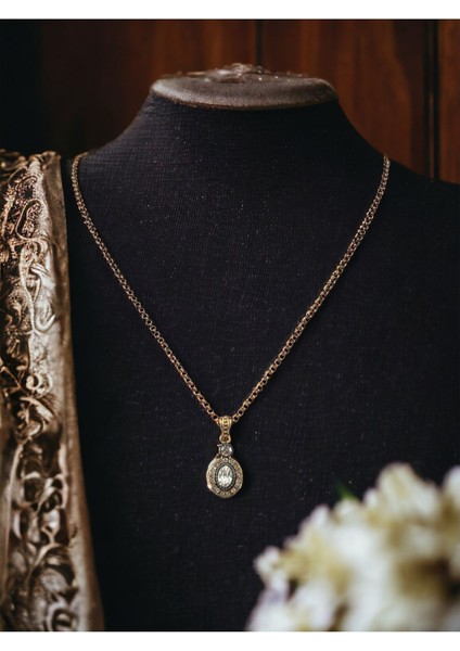 Oval Kesim Zirkon Taşlı Kolye
