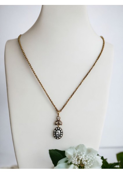 Oval Kesim Zirkon Taşlı Kolye