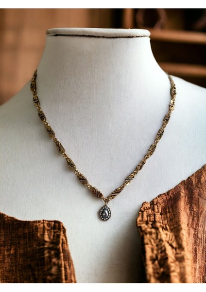 Zirkon Taşlı Su Damlası Kolye