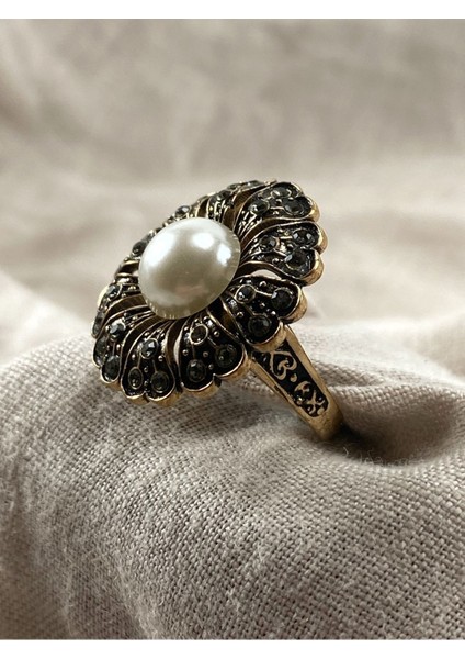 Zirkon Taşlı Inci Çiçek Yüzük