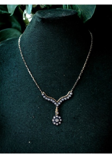 Papatya Desenli Zirkon Taşlı Kolye